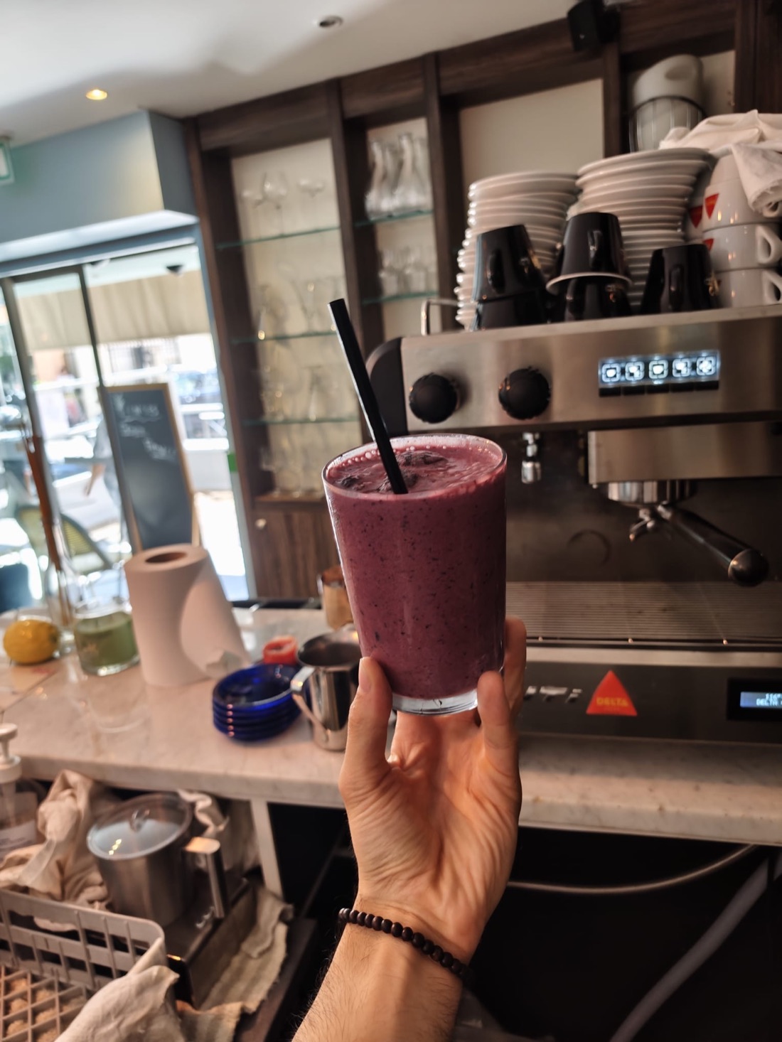 Smoothie fruits rouges frais, préparé au comptoir de MIKI