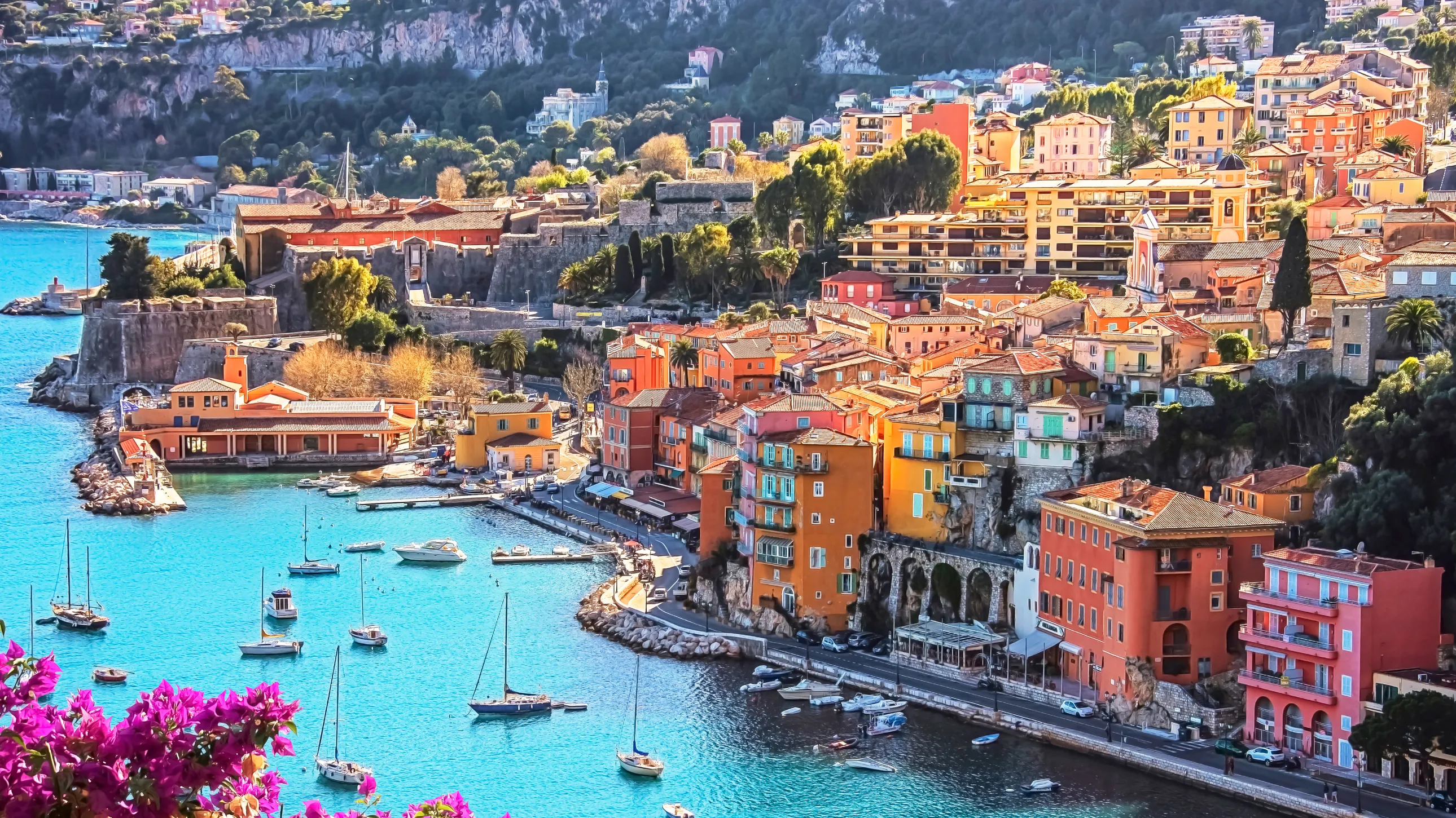 Vue sur Nice et la Méditerranée, lumière dorée du sud