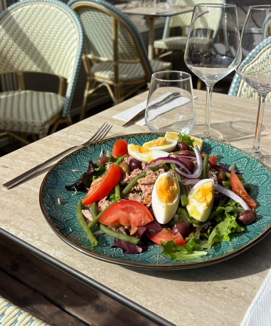 Salade Niçoise de MIKI, servie sur la terrasse, rue Grimaldi à Nice